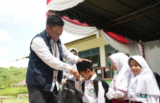 
 Penyerahan bantuan perlengkapan sekolah dari PELNI secara simbolis di Maluku