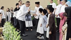 Penyerahan bingkisan oleh Dirut InJourney Airports