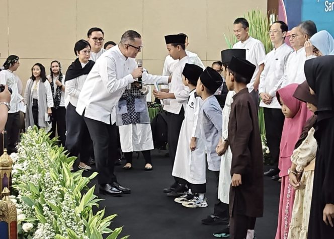 
 Penyerahan bingkisan oleh Dirut InJourney Airports