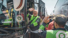 Peserta mudik gratis GoTo riang gembira sesaat sebelum keberangkatan ke kampung halaman