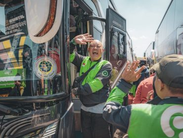 Peserta mudik gratis GoTo riang gembira sesaat sebelum keberangkatan ke kampung halaman