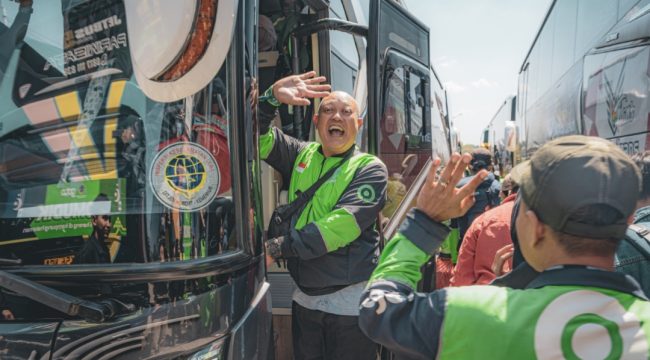 Peserta mudik gratis GoTo riang gembira sesaat sebelum keberangkatan ke kampung halaman