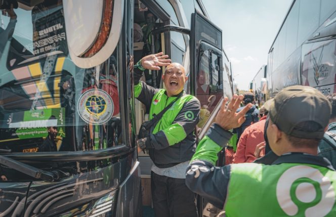 
 Peserta mudik gratis GoTo riang gembira sesaat sebelum keberangkatan ke kampung halaman