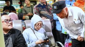 Menhub Dudy sapa penumpang di Pelabuhan Merak