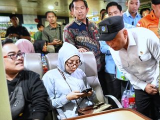 Menhub Dudy sapa penumpang di Pelabuhan Merak