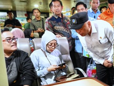 Menhub Dudy sapa penumpang di Pelabuhan Merak