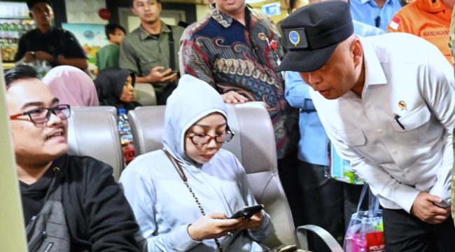 Menhub Dudy sapa penumpang di Pelabuhan Merak