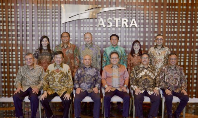 
 Foto jajaran Direksi, Komisaris, dan pemegang saham PT Federal International Finance seusai Rapat Umum Pemegang Saham (RUPS) Tahunan Tahun 2026 yang diselenggarakan pada Kamis, 12 Maret 2026 di Menara Astra, Jakarta.