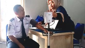 Captain (driver bus) DAMRI saat cek kesehatan sebelum melakukan perjalanan. Foto istimewa/dok/ahmad