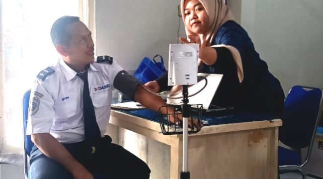 Captain (driver bus) DAMRI saat cek kesehatan sebelum melakukan perjalanan. Foto istimewa/dok/ahmad 