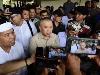 Menhub di sela peninjauan arus mudik di wilayah Jabar