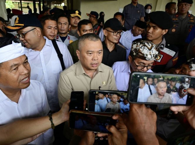 
 Menhub di sela peninjauan arus mudik di wilayah Jabar