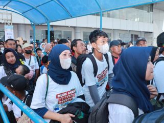 Peserta mudik gratis naik kapal PELNI