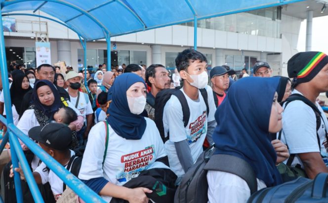 
 Peserta mudik gratis naik kapal PELNI