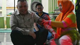 Menhub Dudy mencoba cek kesehatan saat sambangi masjid di wilayah Pantura yang dijadikan juga sebagai rest area pemudik