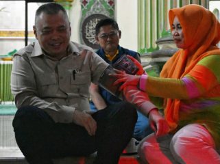 Menhub Dudy mencoba cek kesehatan saat sambangi masjid di wilayah Pantura yang dijadikan juga sebagai rest area pemudik