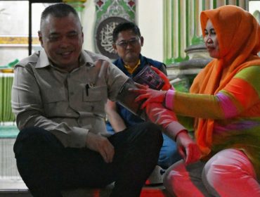Menhub Dudy mencoba cek kesehatan saat sambangi masjid di wilayah Pantura yang dijadikan juga sebagai rest area pemudik