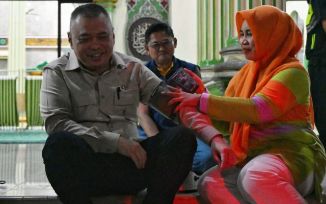 
 Menhub Dudy mencoba cek kesehatan saat sambangi masjid di wilayah Pantura yang dijadikan juga sebagai rest area pemudik