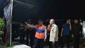 Menhub Dudy simak paparan petugas