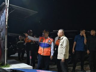 Menhub Dudy simak paparan petugas