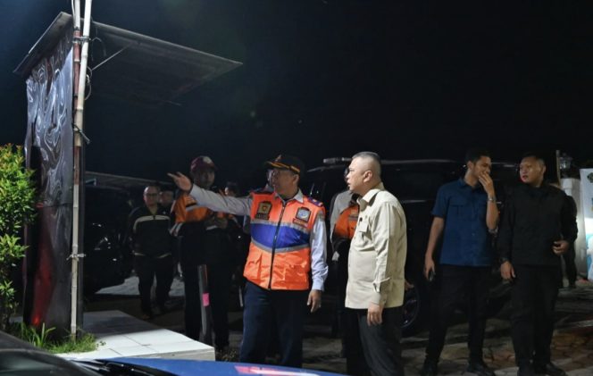 
 Menhub Dudy simak paparan petugas