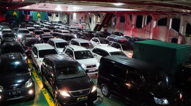 Peningkatan jumlah arus kendaraan di Pelabuhan Ketapang
