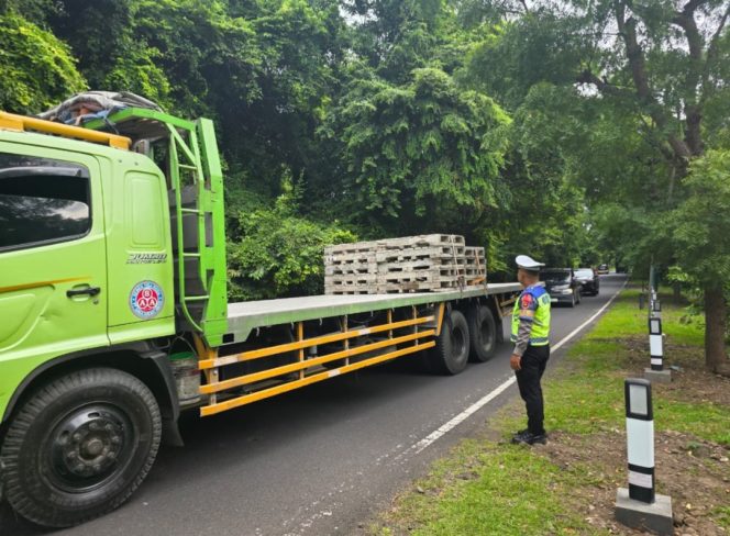 
 Truk sumbu 3 ke atas