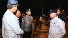 Menhub Dudy di sela peninjauan pelabuhan di wilayah Banten