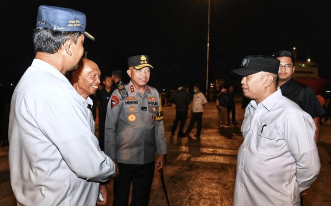 
 Menhub Dudy di sela peninjauan pelabuhan di wilayah Banten