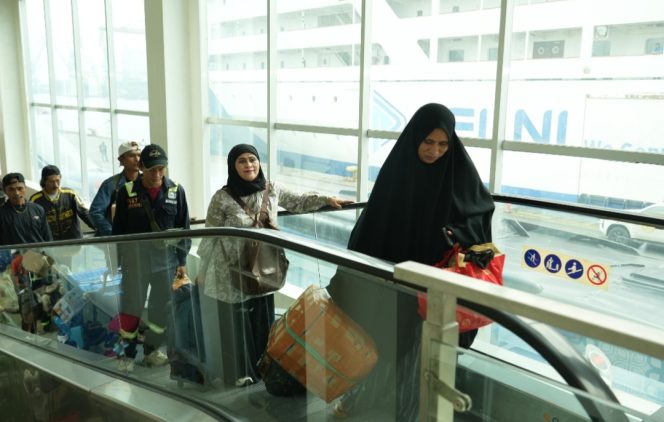 
 Penumpang kapal PELNI