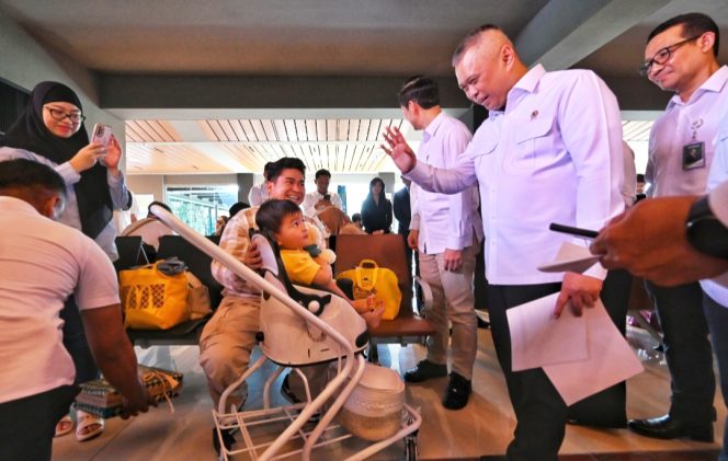 
 Menhub Dudy sapa penumpang di Bandara Soekarno-Hatta