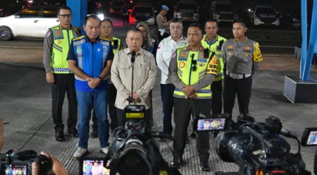 Menhub Dudy (tengah) memberikan Press Statment 