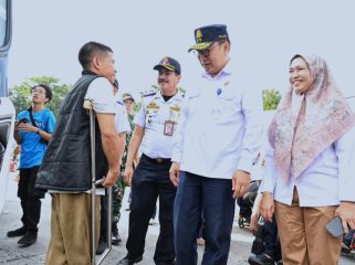 Sesjen Kemenhub dan Plt Sesdit Hubdat sapa peserta mudik gratis disabilitas di Terminal Kampung Rambutan