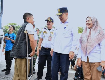 Sesjen Kemenhub dan Plt Sesdit Hubdat sapa peserta mudik gratis disabilitas di Terminal Kampung Rambutan