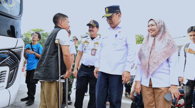 Sesjen Kemenhub dan Plt Sesdit Hubdat sapa peserta mudik gratis disabilitas di Terminal Kampung Rambutan