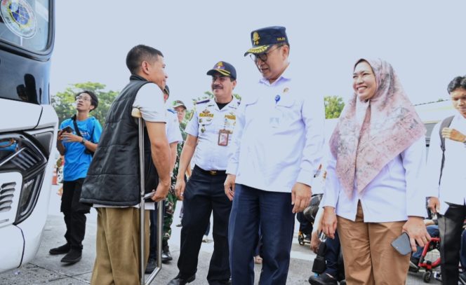 
 Sesjen Kemenhub dan Plt Sesdit Hubdat sapa peserta mudik gratis disabilitas di Terminal Kampung Rambutan