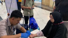 Petugas BKKP memeriksa penumpang di Pelabuhan Merak