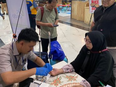 Petugas BKKP memeriksa penumpang di Pelabuhan Merak