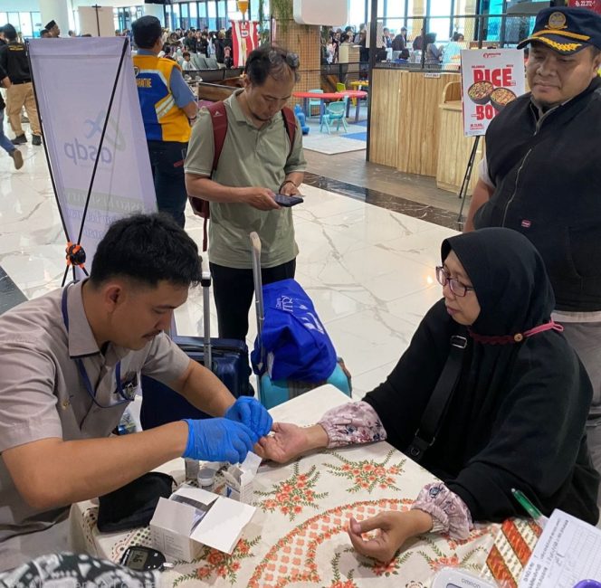 
 Petugas BKKP memeriksa penumpang di Pelabuhan Merak