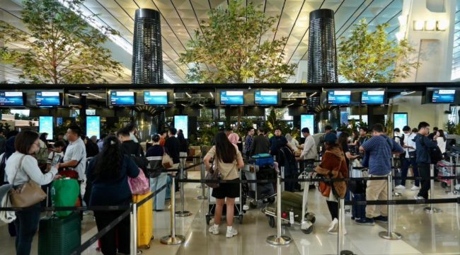 Suasana penumpang Garuda Indonesia di Bandara Soetta