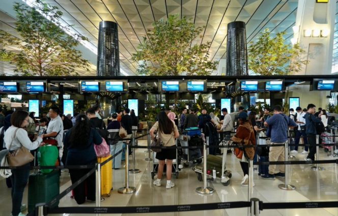 
 Suasana penumpang Garuda Indonesia di Bandara Soetta