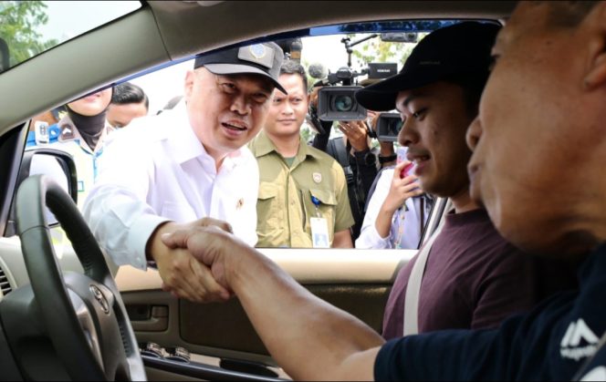 
 Menhub Dudy sapa pemudik di Cikampek