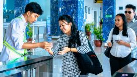 Penumpang di Pelabuhan kelolaan SPMT