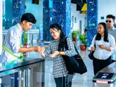 Penumpang di Pelabuhan kelolaan SPMT