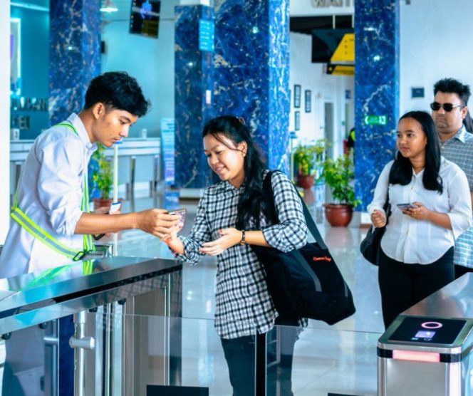 
 Penumpang di Pelabuhan kelolaan SPMT