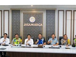 Dirjen Hubdat (tengah)