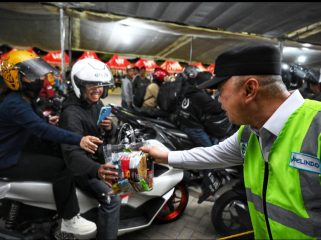 Menhub Dudy sapa pemudik di simpul transportasi