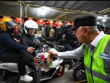 Menhub Dudy sapa pemudik di simpul transportasi