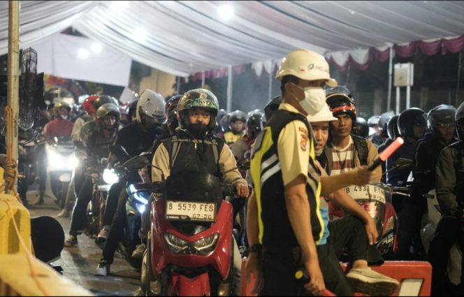 
 Pemudik via penyeberangan