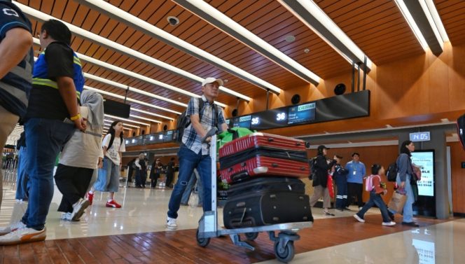 
 Penumpang di Bandara